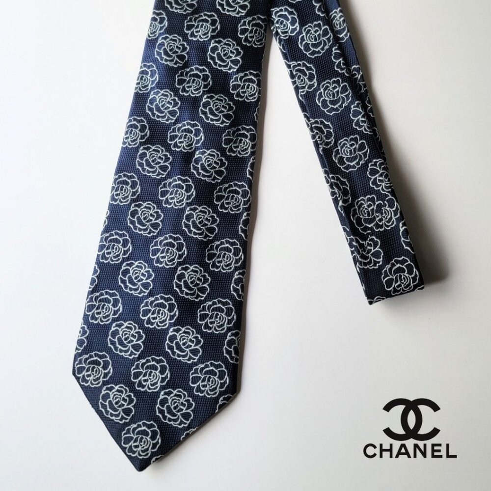 CHANEL Men's Vintage Tie 100% Silk Made in Italy navy blue with cameillas